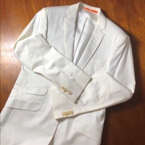 Nice more casual tuxedo option for warm weather